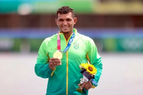 Isaquias Queiroz é ouro na canoagem de velocidade