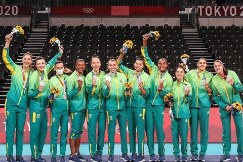 Brasil é prata no vôlei feminino após ser superado pelos EUA em Tóquio