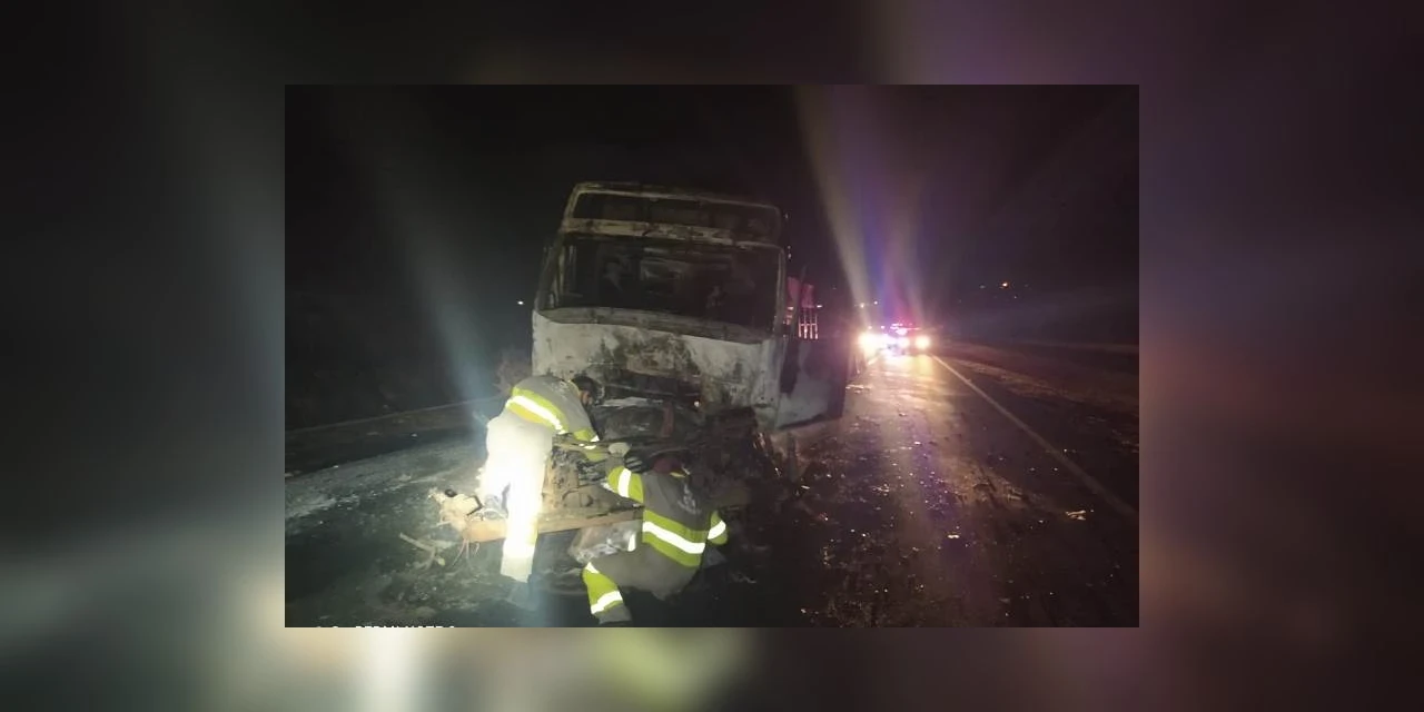 Caminhão pega fogo após colisão traseira na BR-376 em Ponta Grossa