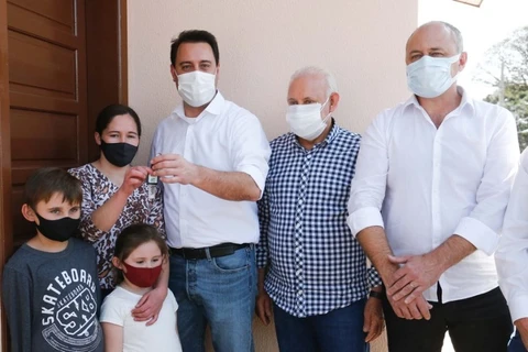 Ratinho Jr. entrega chaves da casa própria a 25 famílias de Prudentópolis