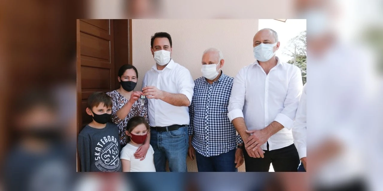 Ratinho Jr. entrega chaves da casa própria a 25 famílias de Prudentópolis