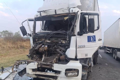 Colisão traseira entre dois caminhões deixou motorista gravemente ferido na BR-376