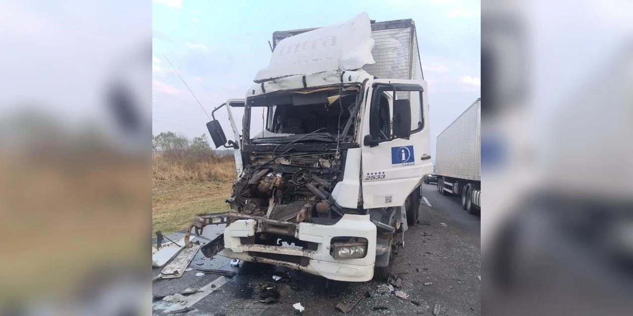 Colisão traseira entre dois caminhões deixou motorista gravemente ferido na BR-376