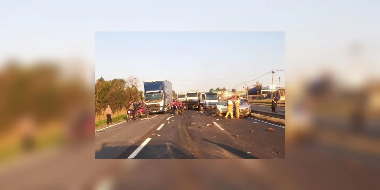 Engavetamento na Presidente Kennedy deixa três pessoas com ferimentos em PG
