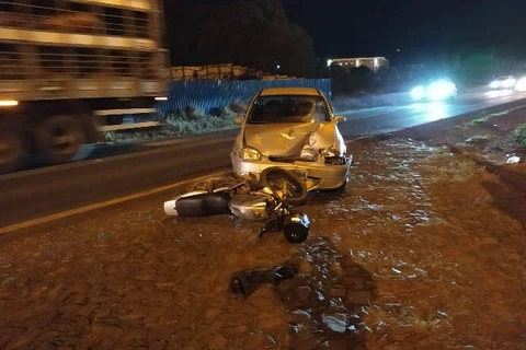 Colisão frontal entre motocicleta e automóvel deixa uma vítima grave na BR 153, em Irati
