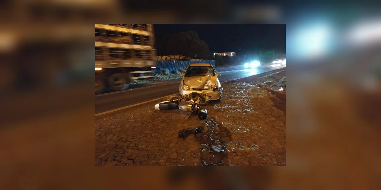 Colisão frontal entre motocicleta e automóvel deixa uma vítima grave na BR 153, em Irati