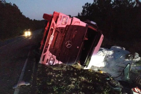 Carreta bitrem tomba e deixa motorista com ferimentos em Tibagi