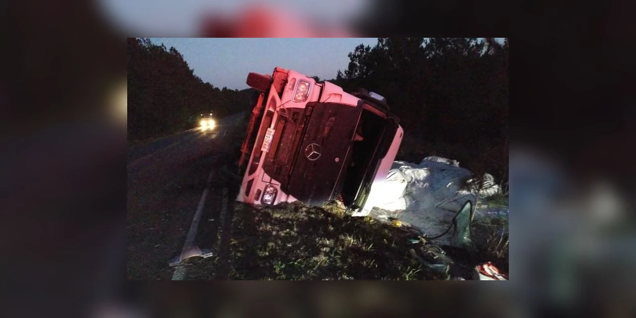Carreta bitrem tomba e deixa motorista com ferimentos em Tibagi