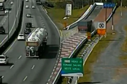 Caminhão com 37 toneladas de ferro tem problema nos freios e usa área de escape da BR-376; VÍDEO