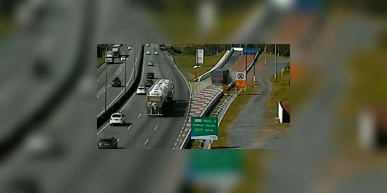 Caminhão com 37 toneladas de ferro tem problema nos freios e usa área de escape da BR-376; VÍDEO