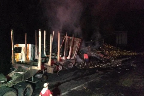 Homem morre carbonizado em colisão entre dois caminhões na PR-151