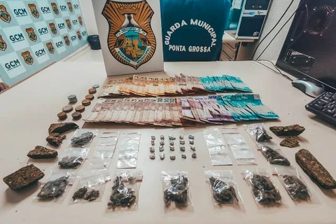 Adolescente é apreendido suspeito de comercializar maconha, crack e cocaína em PG