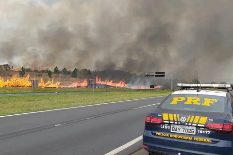 PRF auxilia Parque Vila Velha em queimada controlada