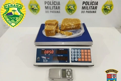 Cão de faro da PM auxilia na apreensão de quase um quilo de crack e pai e filho são encaminhados