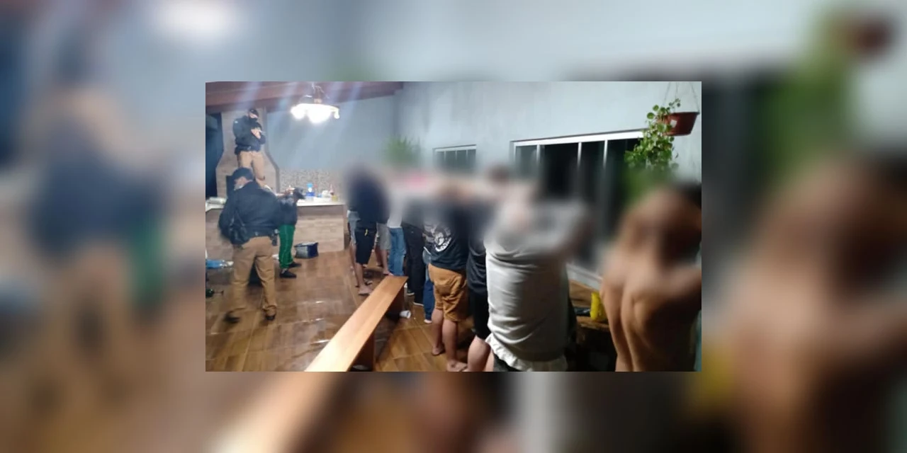 PM é recebida a pedradas ao encerrar festa clandestina com 50 pessoas em PG