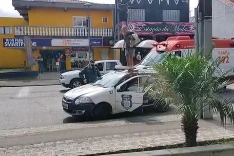 Vídeo mostra homem pulando em cima de viatura policial em Curitiba