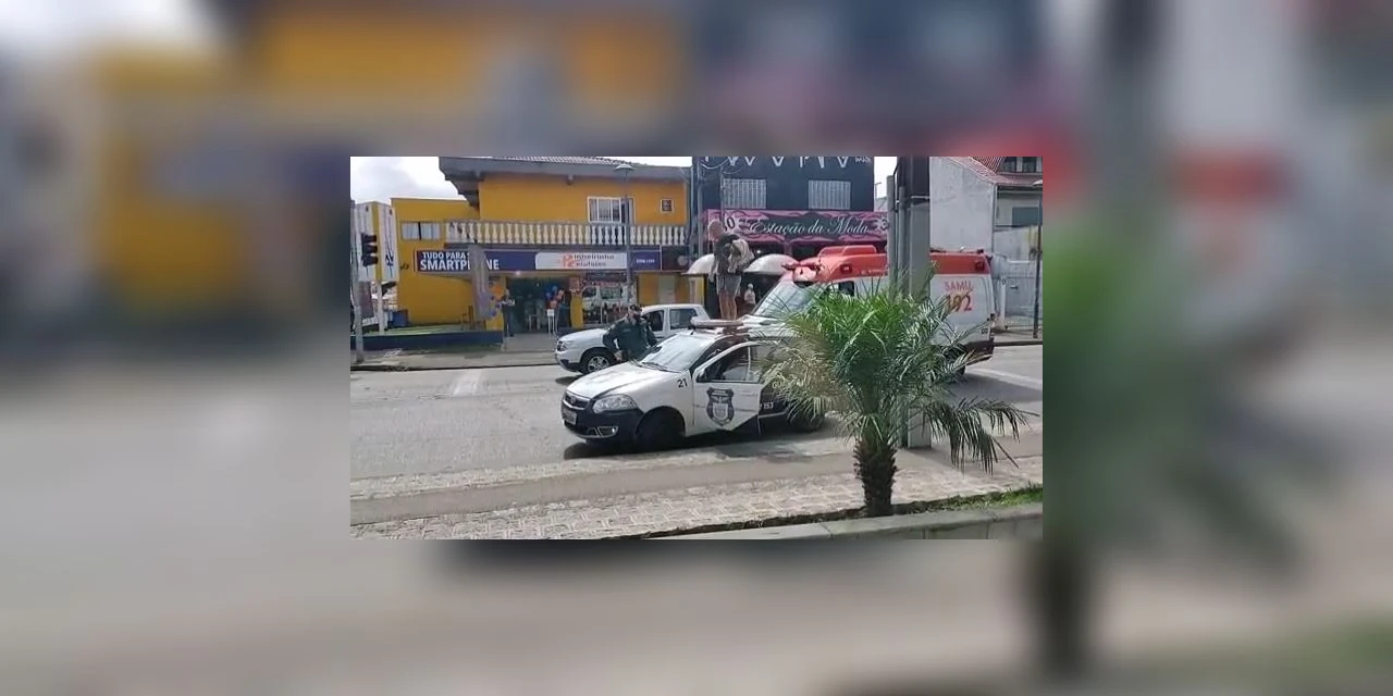 Vídeo mostra homem pulando em cima de viatura policial em Curitiba