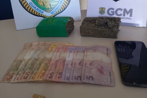 Mulher é detida com tabletes de maconha e porções de crack no Borsato, em PG