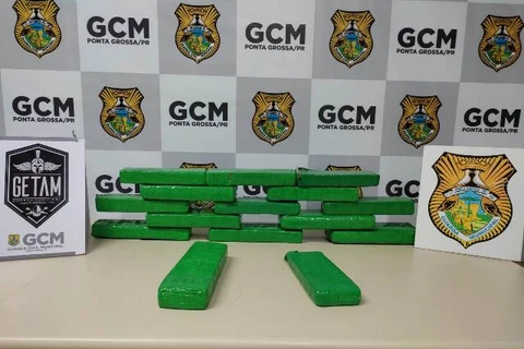 Após perseguição da GM, motociclista abandona quase 10 quilos de maconha em PG