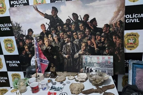 Polícia fecha fábrica de artigos nazistas, em Santa Catarina
