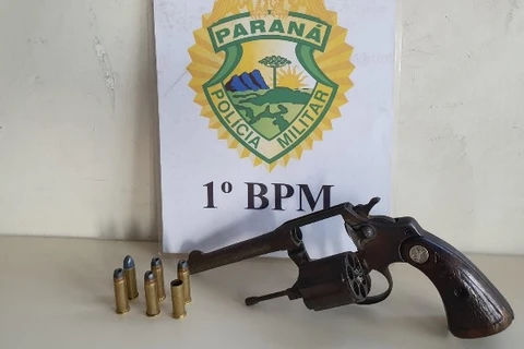 Homem saca arma para duas mulheres mas atira no próprio pé, em PG