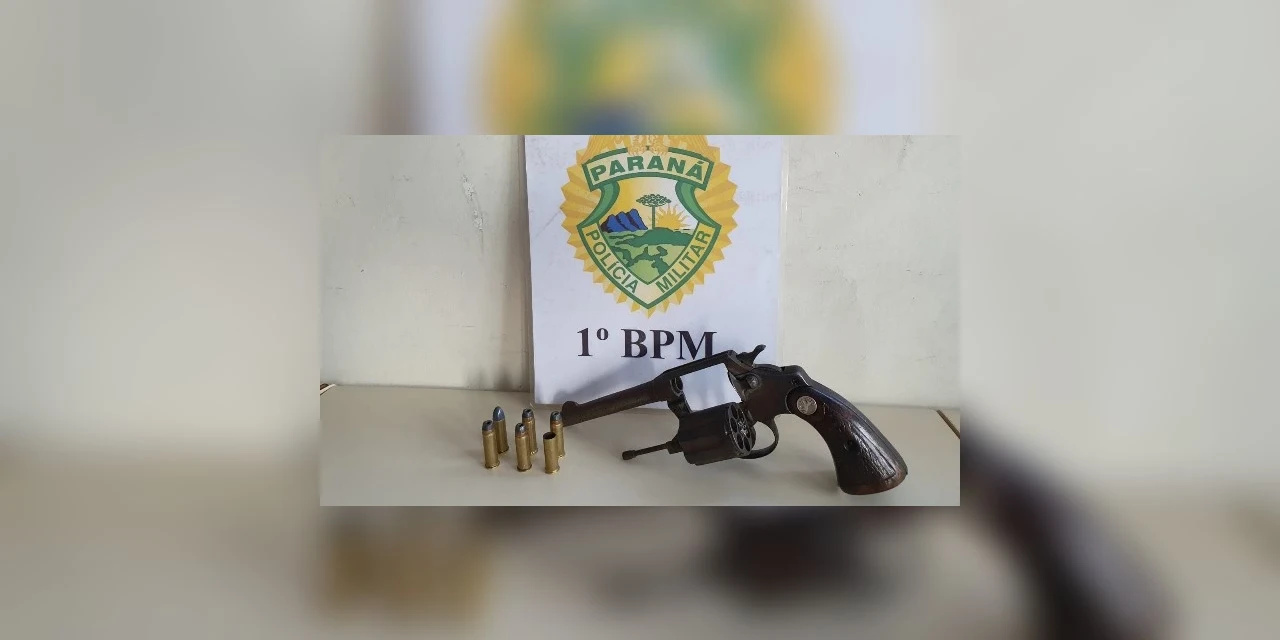 Homem saca arma para duas mulheres mas atira no próprio pé, em PG