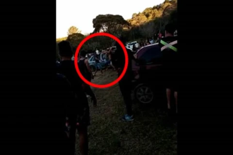 Vídeo mostra tiroteio que terminou com duas pessoas baleadas em Rio Azul