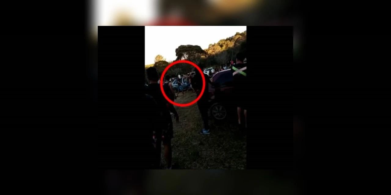 Vídeo mostra tiroteio que terminou com duas pessoas baleadas em Rio Azul