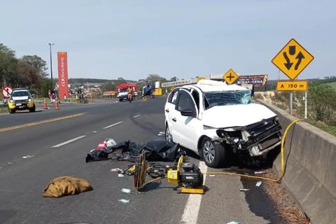 Motorista de carro morre e outras três pessoas ficam feridas após acidente com caminhão em Jaguariaíva