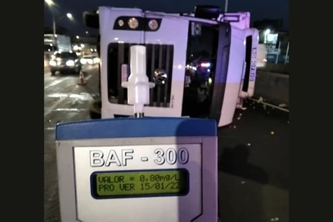 Caminhoneiro embriagado causa acidente e é preso pela PRF