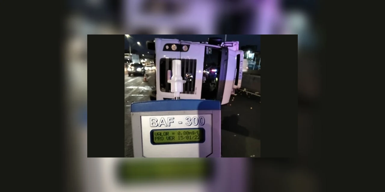 Caminhoneiro embriagado causa acidente e é preso pela PRF