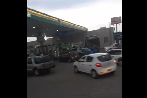 Motoristas fazem fila com medo de desabastecimento de combustíveis em Ponta Grossa