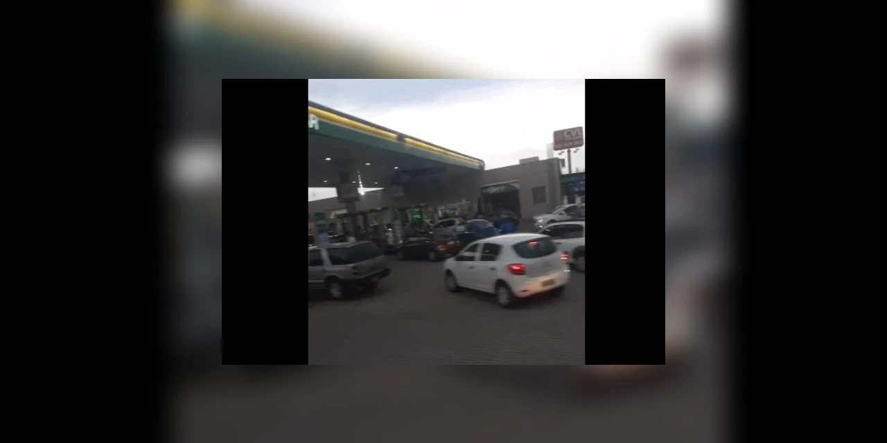 Motoristas fazem fila com medo de desabastecimento de combustíveis em Ponta Grossa