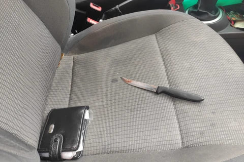 Policia encontra faca suja de sangue com suspeito de matar a esposa, em Curitiba