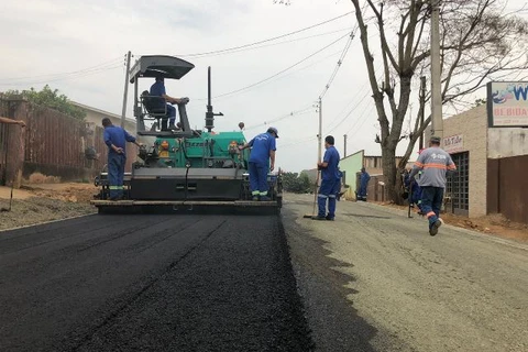 Prefeitura entrega obras de pavimentação em ruas dos bairros Contorno e Nova Rússia