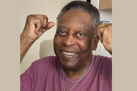 Pelé tem instabilidade respiratória e é transferido para UTI