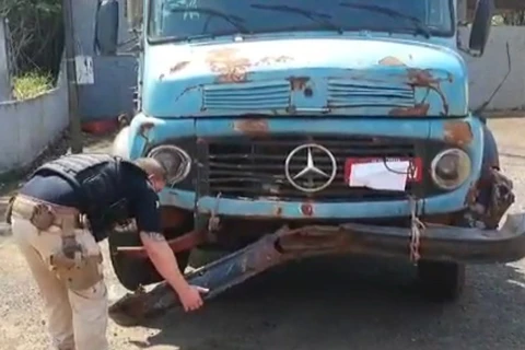 Caminhão ‘caindo aos pedaços’ é apreendido em rodovia no Paraná