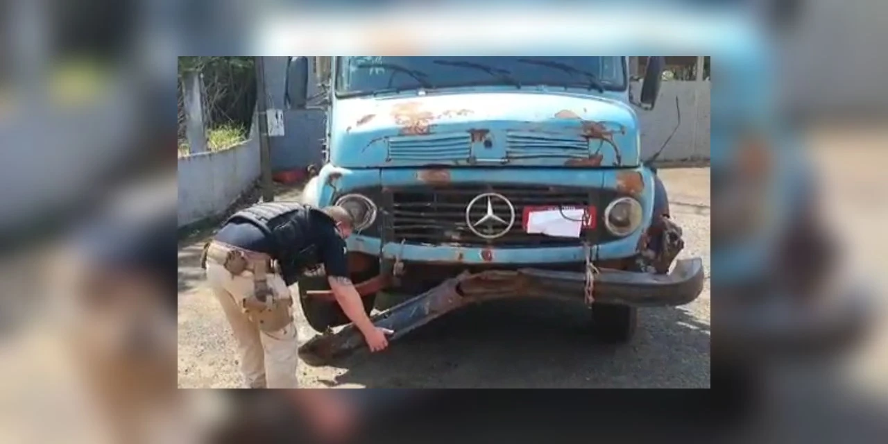 Caminhão ‘caindo aos pedaços’ é apreendido em rodovia no Paraná