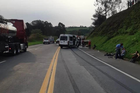Helicóptero do Samu faz resgate de vítimas de acidente próximo a ponte do Tibagi