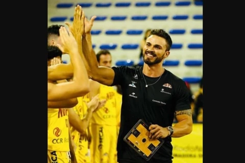 Técnico de basquete de PG deixa a prisão com tornozeleira eletrônica