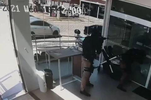 Vídeo mostra assalto a agencia do Sicredi em SC