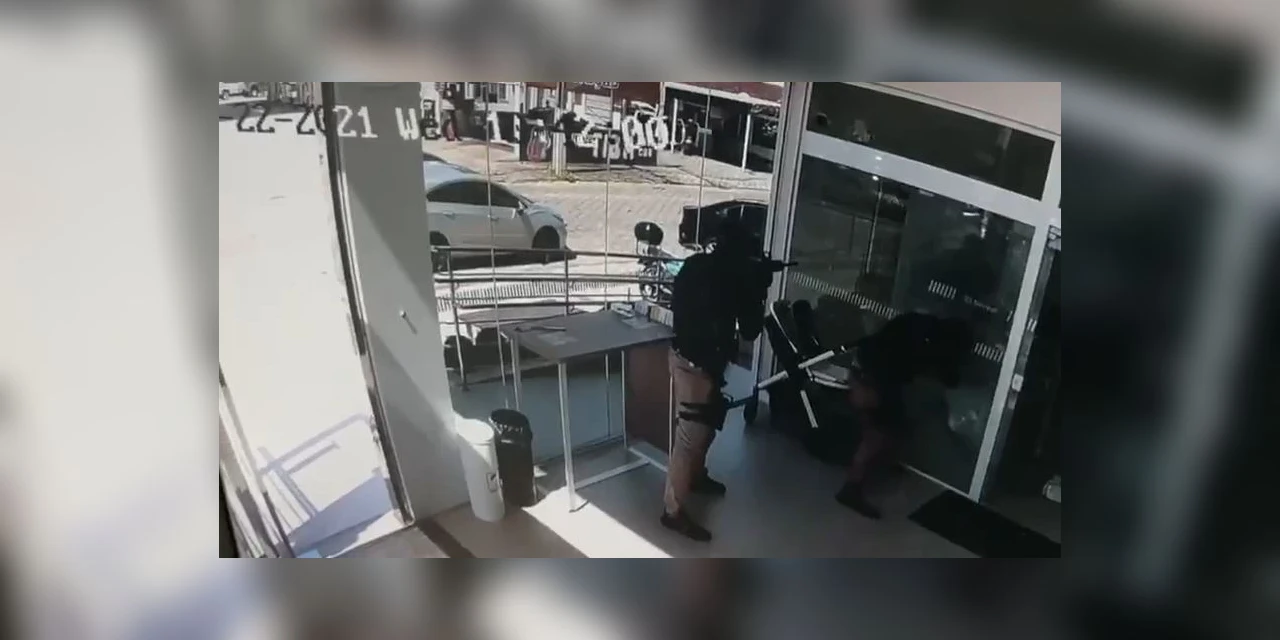 Vídeo mostra assalto a agencia do Sicredi em SC