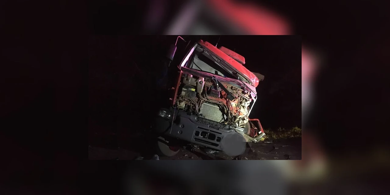 Motorista morre ao realizar ultrapassagem proibida e bater de frente com caminhão na BR 277; diz PRF