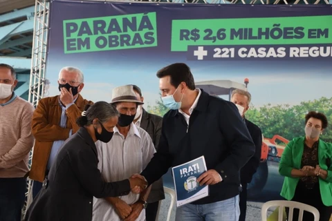 Governador entrega títulos de propriedade e libera pavimentação da área industrial de Irati