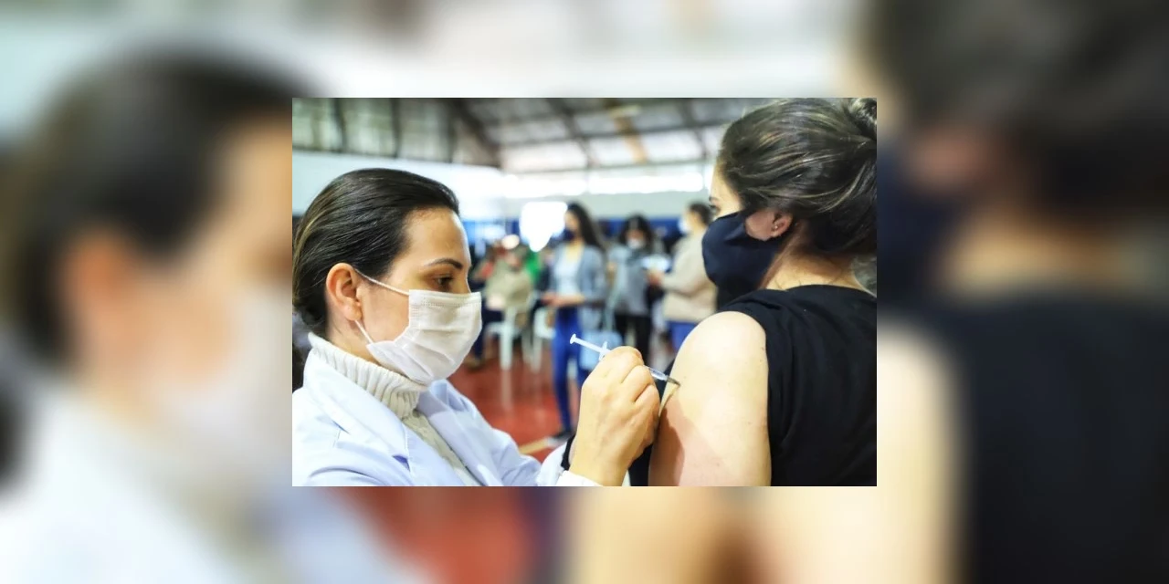95% da população adulta já recebeu ao menos uma dose contra a Covid-19 no Paraná