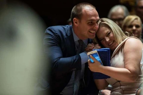 "Que viva muito para pagar pelos seus crimes.”diz Joice sobre Eduardo Bolsonaro com covid