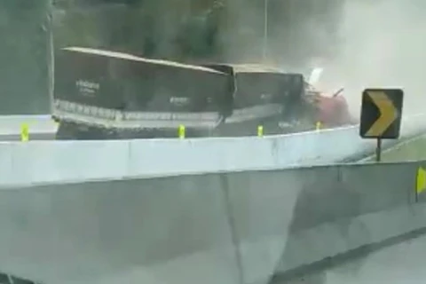 Caminhão sem freio acessa área de escape e mata motorista na BR-376