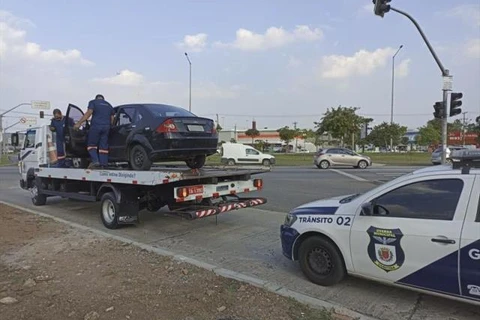 Veículo com quase R$ 80 mil em débitos é guinchado