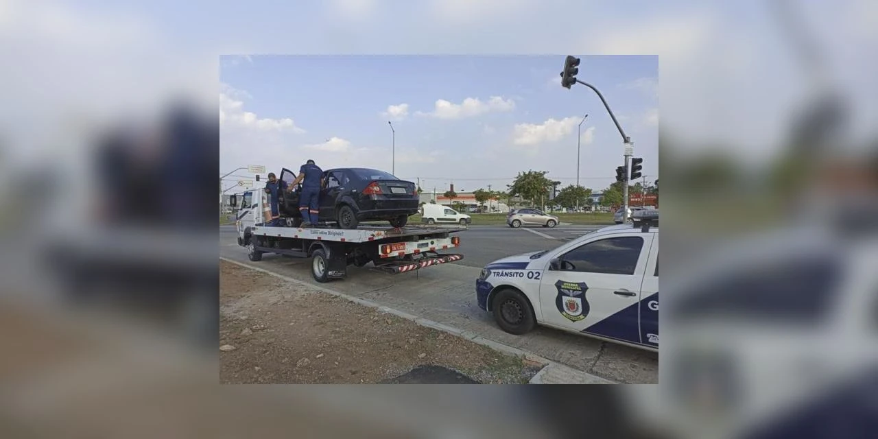 Veículo com quase R$ 80 mil em débitos é guinchado