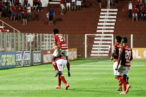 Após sete jogos sem vencer, Operário se complica ainda mais na Série B